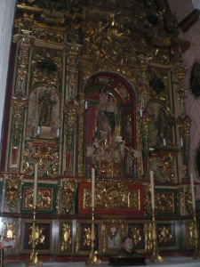 La Virgen del Rosario en su altar de la Iglesia Parroquial de Huévar
