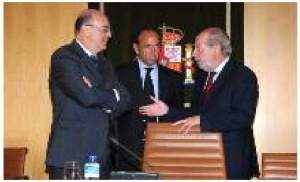 Imagen del presidente de la Diputación con el Secretario General y el Interventor de la Corporación durante el Pleno