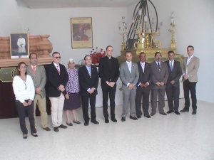 Miembros de la Hdad. Sacramental junto al Sr. Cura Párroco tras la bendición de la nueva Casa Hermandad.